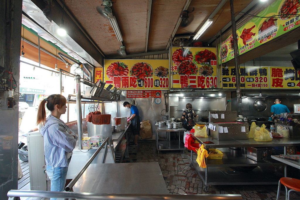 吃。高雄美食｜鳳山區。「兵阿石北平烤鴨店」「兵阿石北平烤鴨店