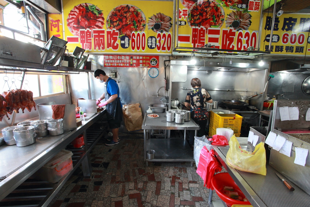 吃。高雄美食｜鳳山區。「兵阿石北平烤鴨店」「兵阿石北平烤鴨店