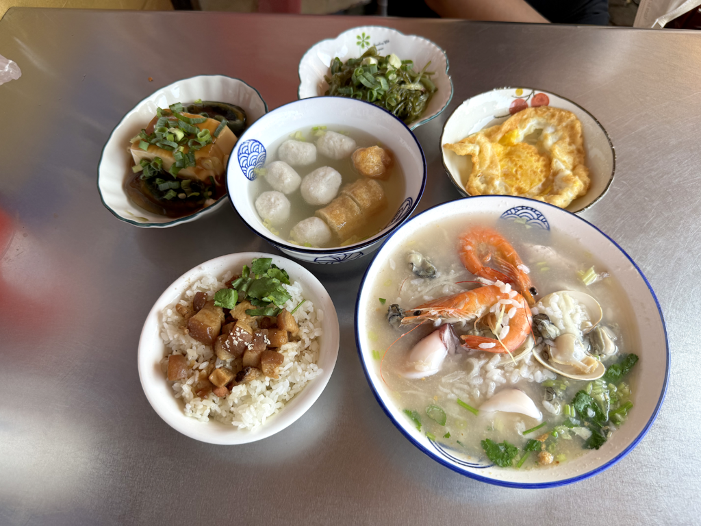 吃。台南市｜安平區。「謝掌櫃虱目魚海鮮粥」「謝掌櫃虱目魚海鮮