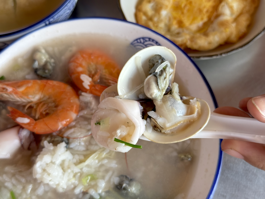 吃。台南市｜安平區。「謝掌櫃虱目魚海鮮粥」「謝掌櫃虱目魚海鮮