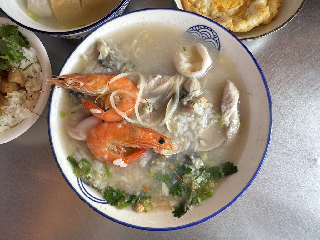 吃。台南市｜安平區。「謝掌櫃虱目魚海鮮粥」「謝掌櫃虱目魚海鮮