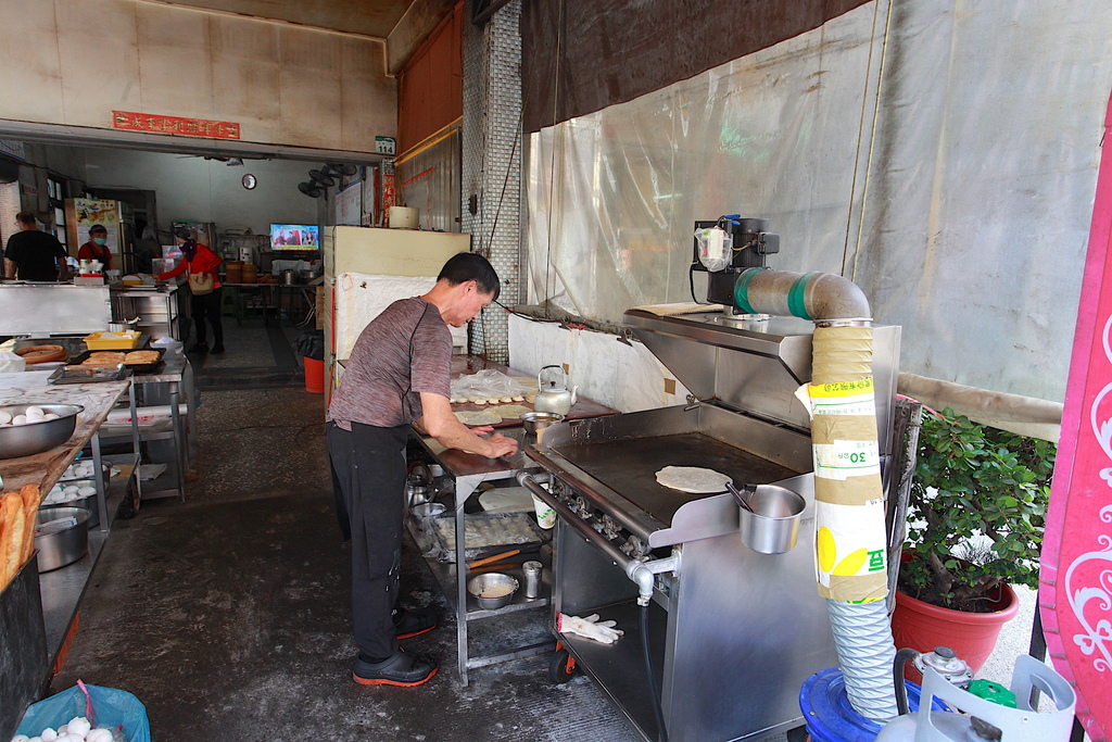 吃。高雄美食｜苓雅區。「忠孝路手工傳統燒餅油條早餐店」「忠孝