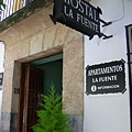 05.Hostal La Fuente旅館大門.jpg