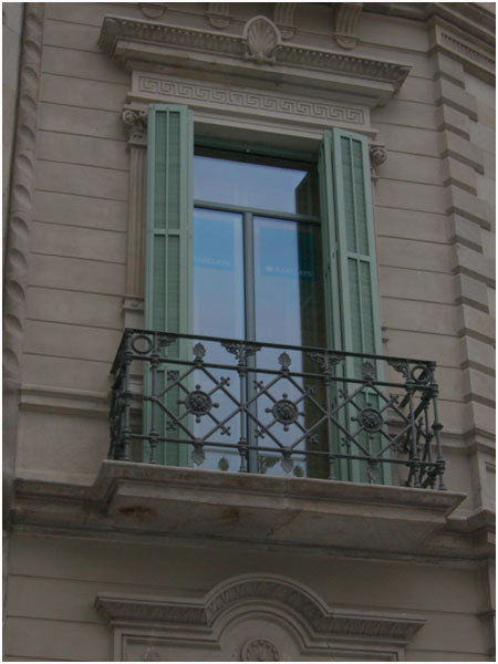 133.巴特婁之家旁邊大樓的窗戶.jpg