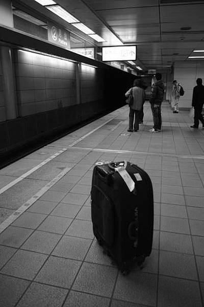 拖著行李，搭台北捷運