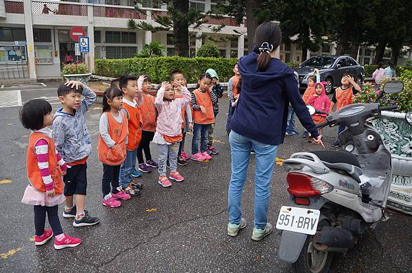 1071017認識車子和摩托車 (4).JPG