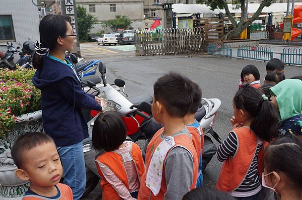 1071017認識車子和摩托車 (9).JPG