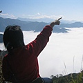 在山頂處遠望雲海