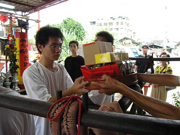 頂禮各兩手啤.一對陶杯.兩飲