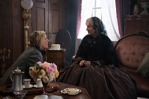 Little-Women-Movie-Behind-the-scenes-picture-Writer-Director-Greta-Gerwig-on-set-with-Meryl-Streep-who-plays-the-sisters’-rich-Aunt-Josephine.jpg