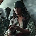 Pirates-of-The-Caribbean-Dead-Men-Tell-No-Tales-Official-Trailer-2-3