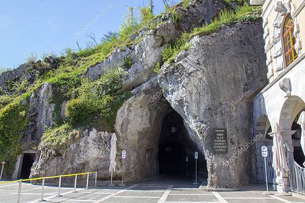 depositphotos_111305570-stock-photo-postojna-cave-slovenia.jpg