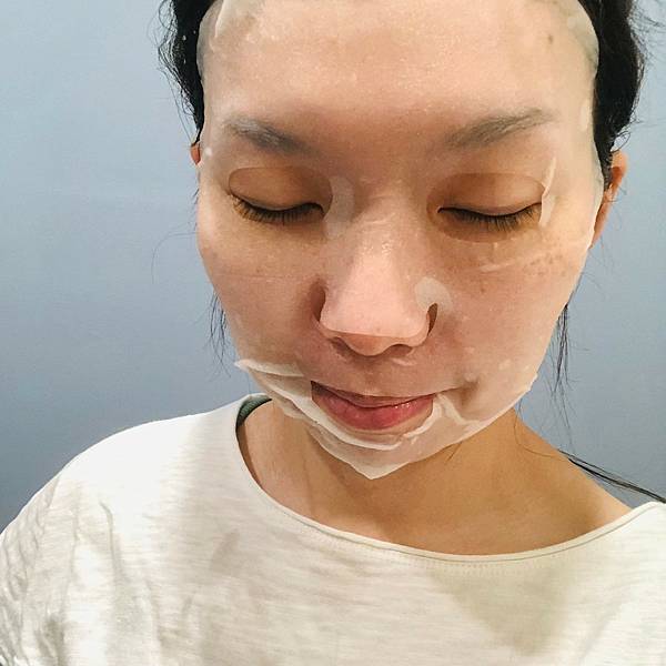 DELILAH水潤精華修護面膜，體驗醫美級保養的玻尿酸保濕面