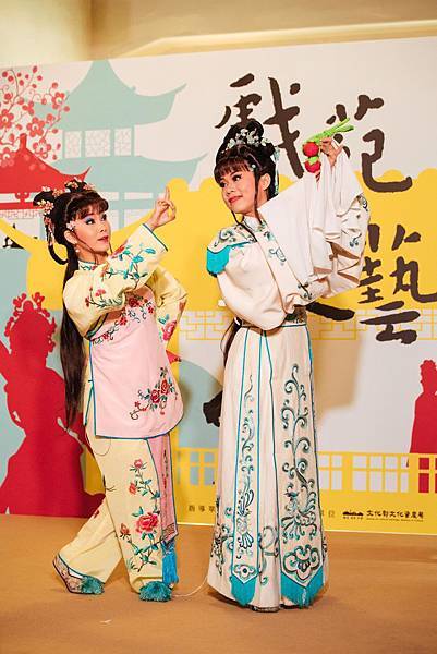 《陳三五娘》之〈拋荔枝〉由左至右為文化資產局重要傳統表演藝術傳習計畫藝生王台玲飾演、藝生簡郁庭飾演.jpg