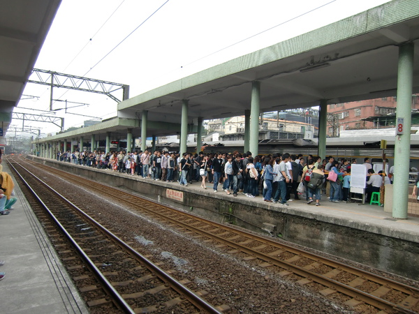 20100306瑞芳車站-第二月台擠滿要買一日票的旅客