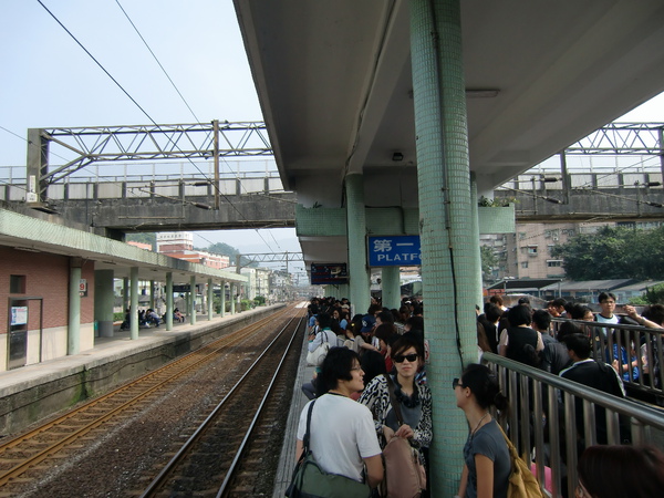 20100306瑞芳車站-第一月台已經塊滿到鐵軌上了