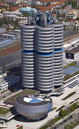 4_cilindros_y_museo_BMW,_Múnich,_Alemania_2012-04-28,_DD_02