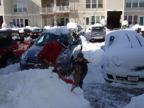 老爸努力剷雪，兒子努力玩雪！