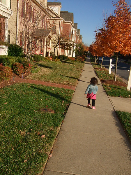 漫步在秋天午後的社區