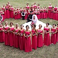 英女教師婚禮80位伴娘場面盛大