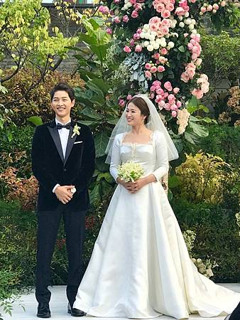 宋仲基 宋慧喬 結婚 婚紗1.jpg