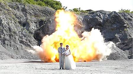 爆破婚照1.jpg 爆破婚照1.jpg