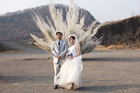 爆破婚照2.jpg 爆破婚照2.jpg