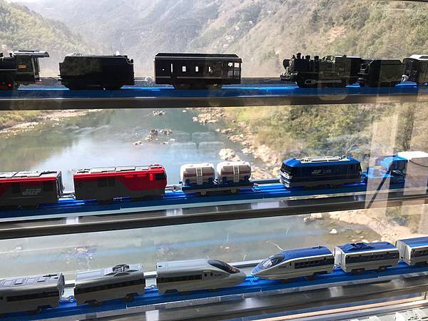 鉄道ホビートレイン 車內展示車輛與四万十川.jpg