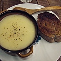 套餐的馬鈴薯玉米濃湯+麵包