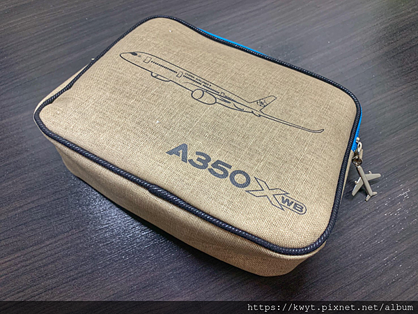【開箱】華航旅行隨手包。A350單色隨手包，全台十大廟宇美食