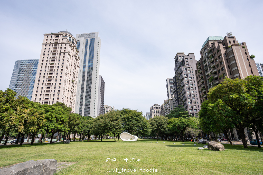 台中七期美食景點一日遊-國家歌劇院-新光三越-夏綠地公園-秋紅谷公園-26.jpg