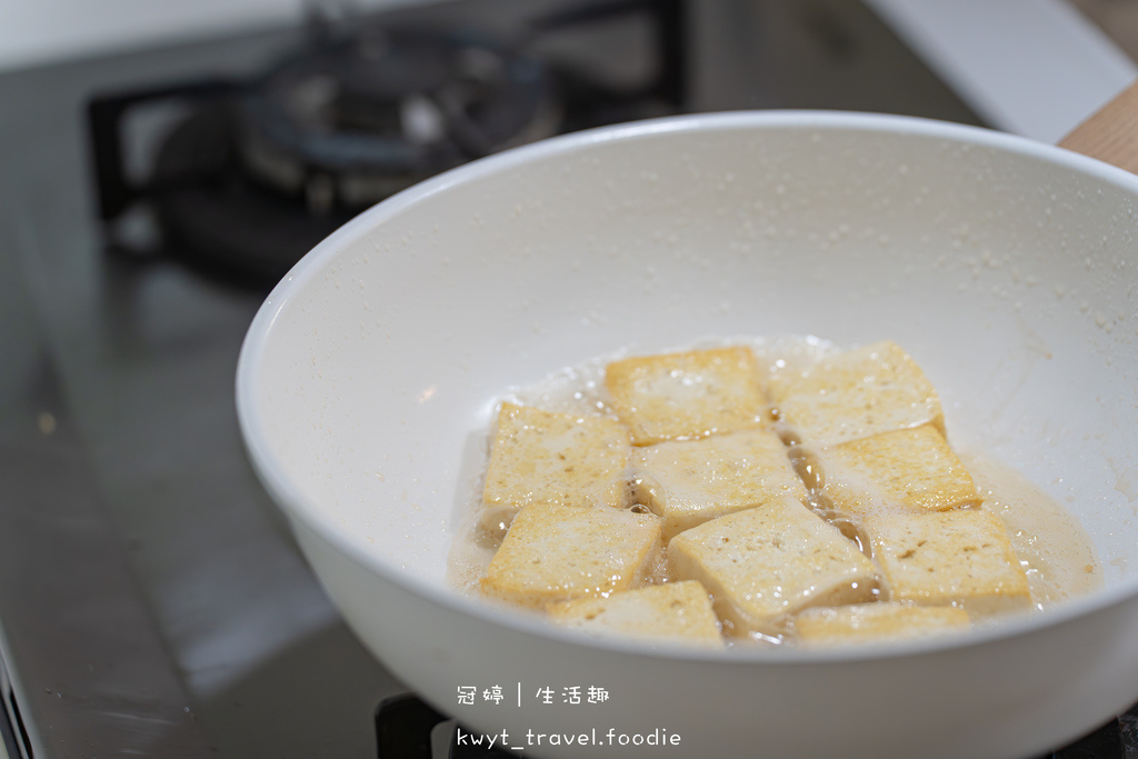 夏天清爽料理食譜推薦-小磨坊金黃蔥油-小磨坊金黃蒜油-蒜香青花菜食譜-蔥油豆腐食譜-16.jpg