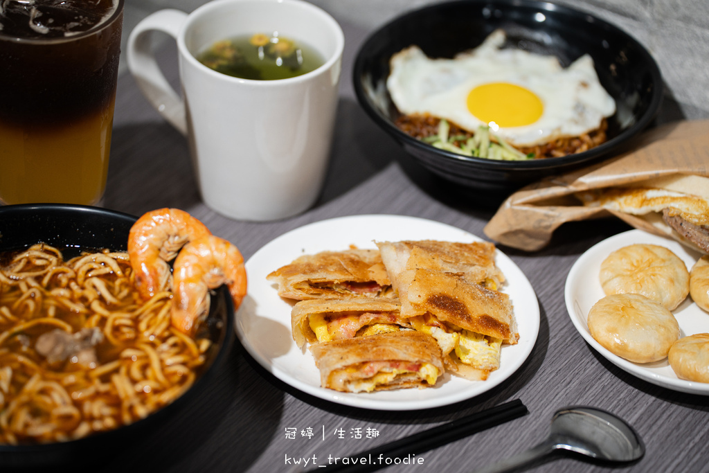 高雄,美食,高雄早餐,高雄宵夜,日月私饗,日月私饗博愛店,駐唱,早餐,宵夜,脆皮蛋餅,噴水炸蛋包,豬肉蛋吐司,韓式炸醬麵,鍋燒意麵,捷運後驛站,捷運後驛站美食