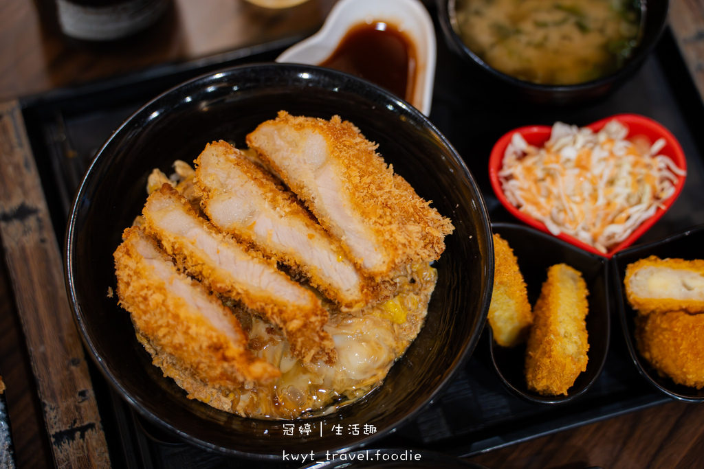 【新丼】起司瀑布巨厚實爆汁豬排，Dcard推薦台北車站美食，