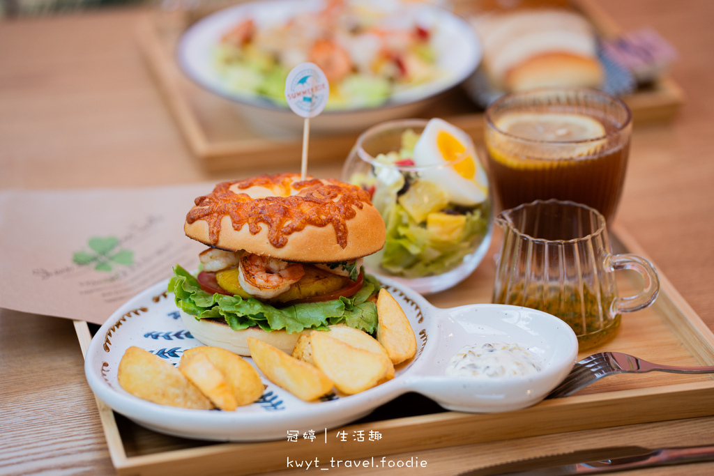 【夏天的盒子】人氣早午餐提早完售！恆春早午餐推薦，藍白貨櫃屋