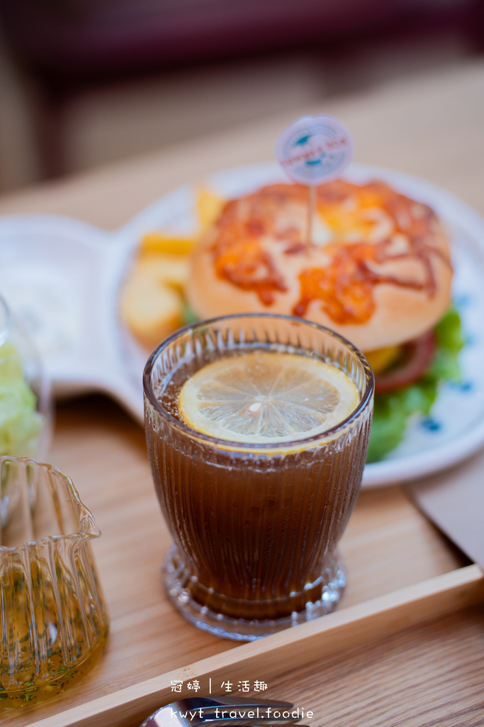 【夏天的盒子】人氣早午餐提早完售！恆春早午餐推薦，藍白貨櫃屋