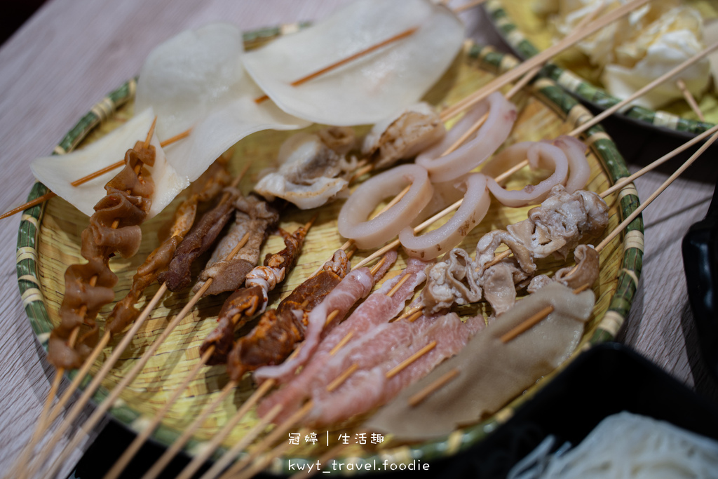 【餉串串】超過100種串串自由，台中西屯餐廳，噴香鴛鴦鍋嚕串
