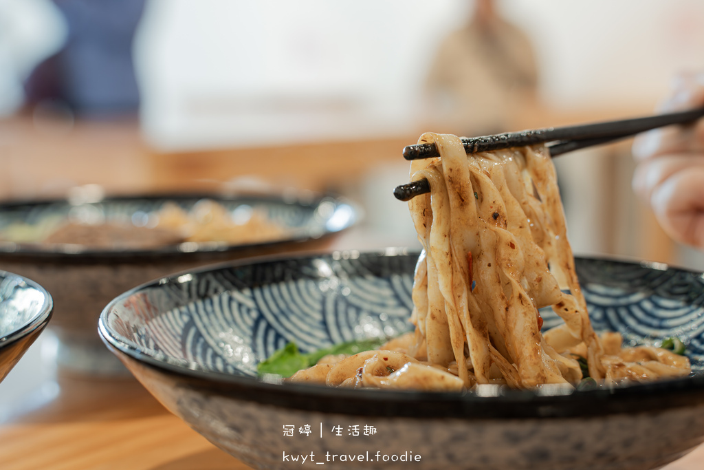 桃園牛肉麵_集英會牛肉麵館國際店,獨家秘方厚切滷牛肉,自助吧