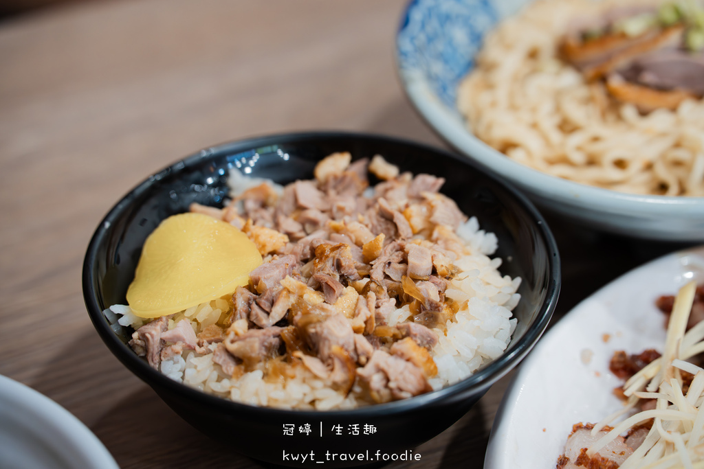 苗栗麵店_傳香麵食館，老饕推薦必點秘製醬汁鴨香飯、紅燒肉，聯