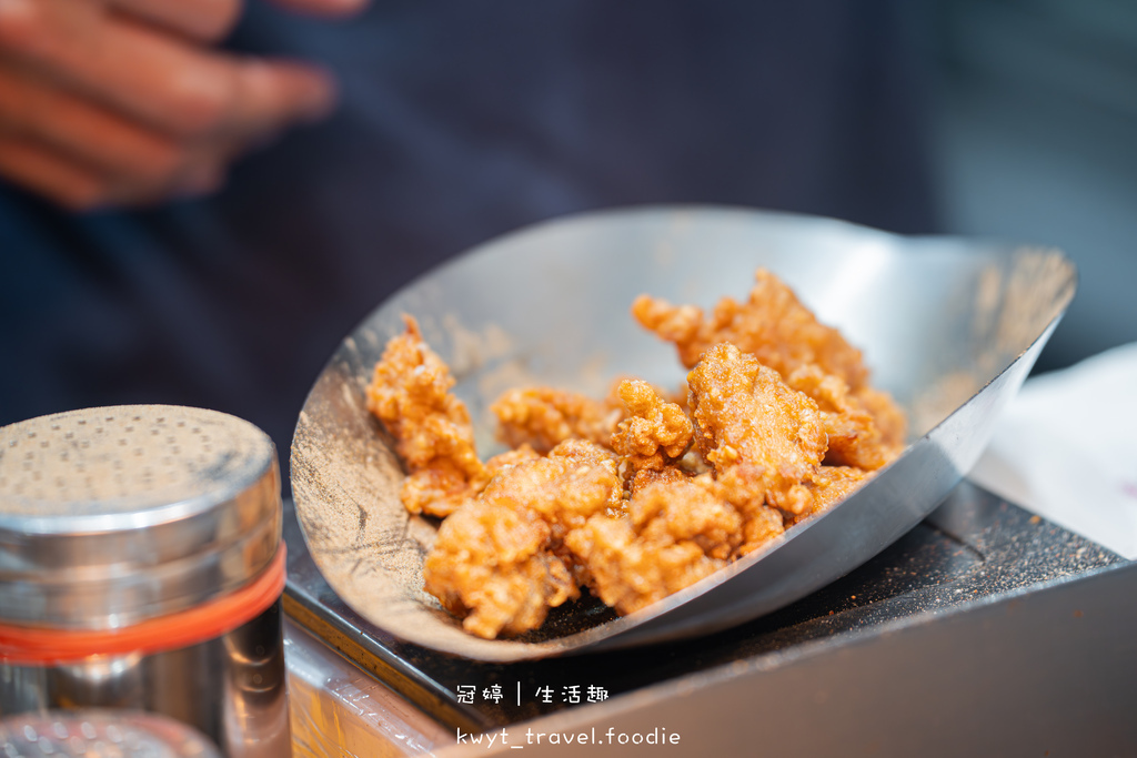 逢甲夜市美食_巷口炸雞逢甲店,69元比臉大超厚雞排!20天開