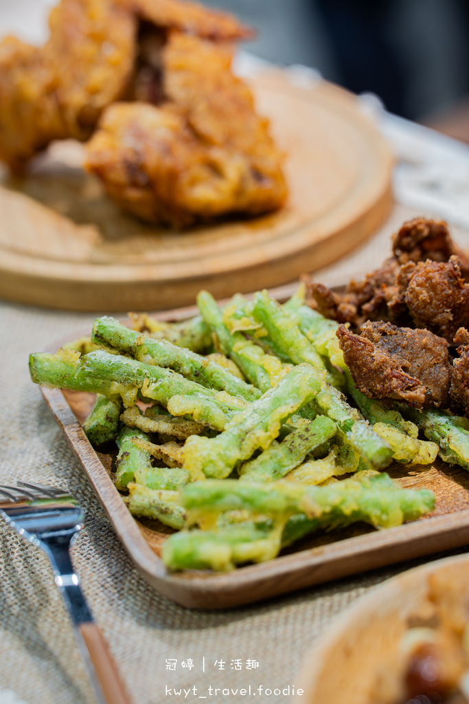 逢甲夜市美食_巷口炸雞逢甲店,69元比臉大超厚雞排!20天開