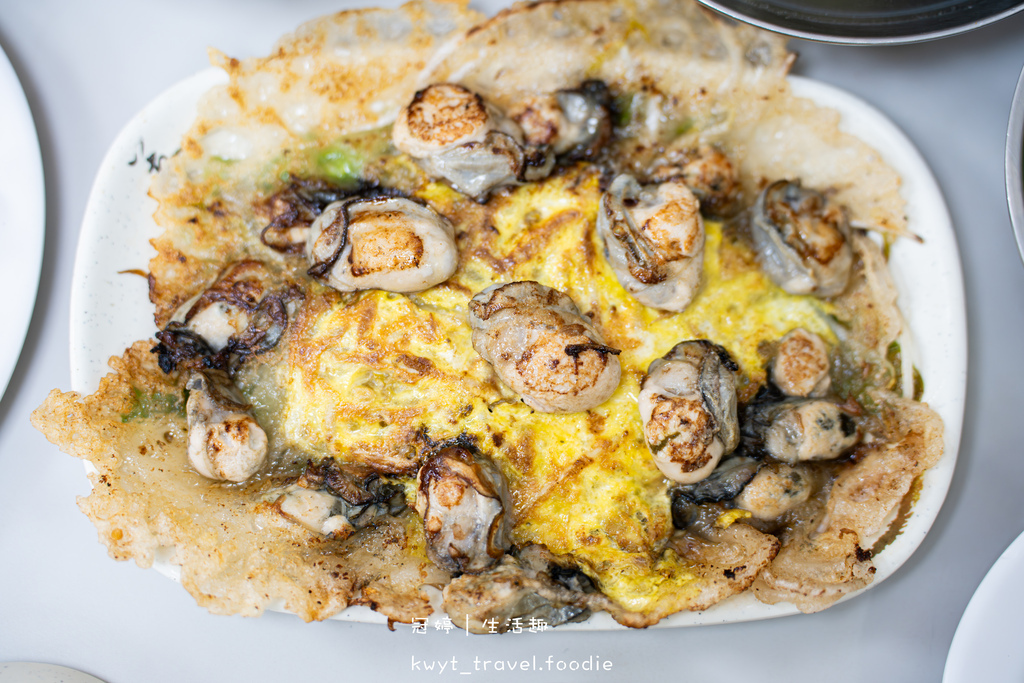 台南安平小吃美食_歐家蚵仔煎，比50元還大的巨無霸極鮮蚵仔，