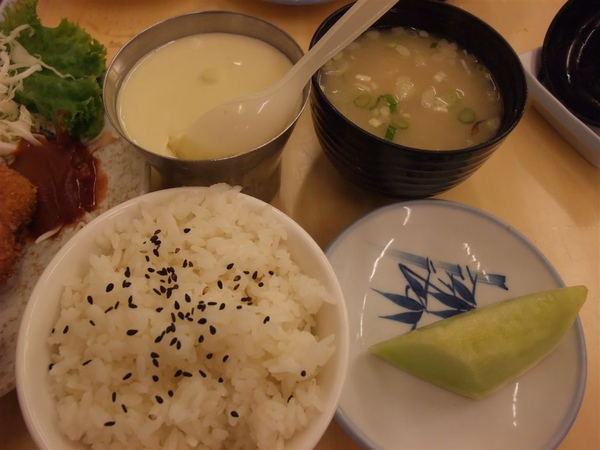 一碗飯 一碗味噌湯 一碗蒸蛋跟一片水果