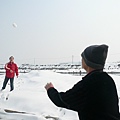 老爸超會接雪球的  妹妹膽小地躲在一旁 哈