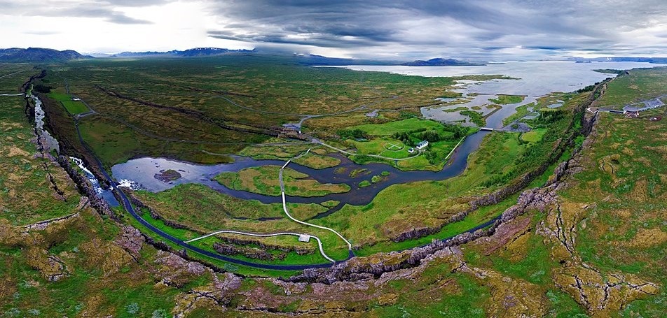 Alþingi_Lögberg_aerial_panorama.jpg