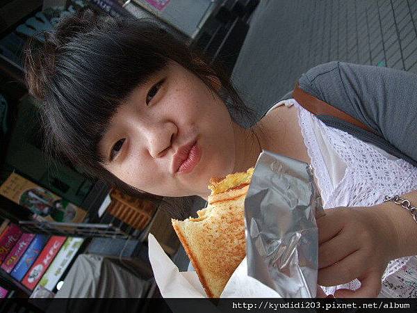 明洞早晨路邊的好吃三明治