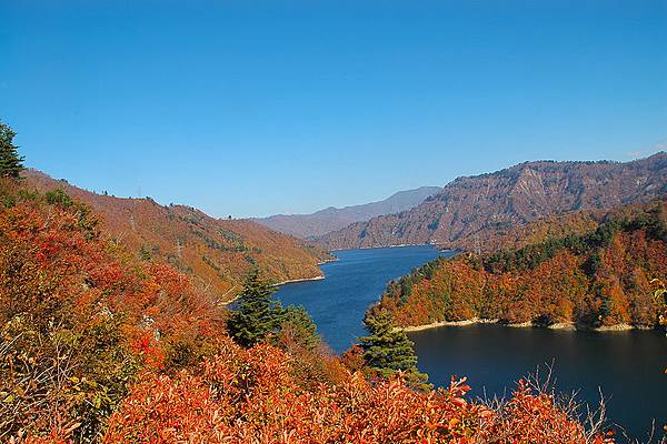 800px-Lake_Okutadami_004.jpg