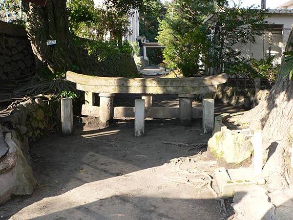 Sakurajima_buried_torii.jpg