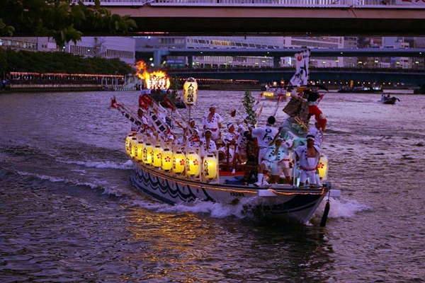 Osaka_Tenjinmatsuri_Ningyo-bune_2005.jpg