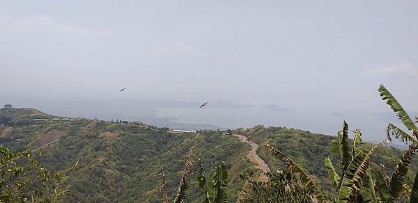 天空人民公園-眺望taal火山.jpg